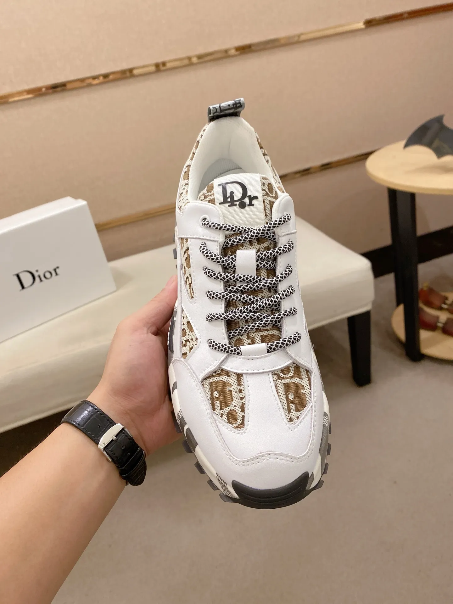 Men's shoes💰 462💰🇮🇹🇮🇹Dior d The new model is on sale at the same time at the counter. The upper 🇮🇹 is imported Italian first-layer cowhide, and the lining is fully imported sheepskin 💪💪. It is a complete 1⃣️ to 1⃣️ replica 🇮🇹💪💪, ⚠ Sole: The original sole is specially provided by the original factory. The exclusive movable molded sole is super comfortable. ⚠Original factory single goods, 🔍🔍high quality, you can enter and leave the counter at will, welcome to compare⚠. Code number:38-44